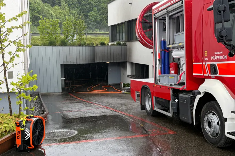 Pfäffikon SZ – Brand eines Auto in Tiefgarage 