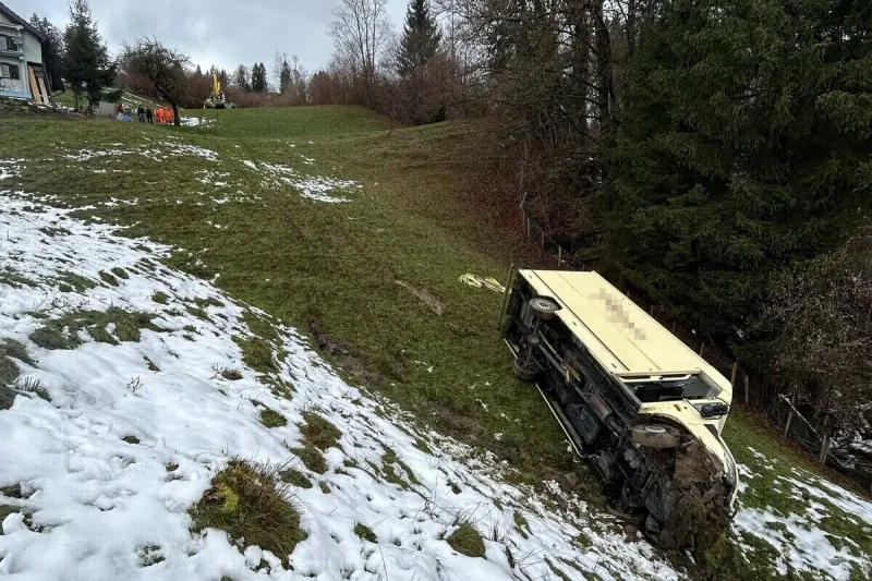 Vorderthal SZ – Lieferwagen stürzt bei Unfall Abhang hinunter