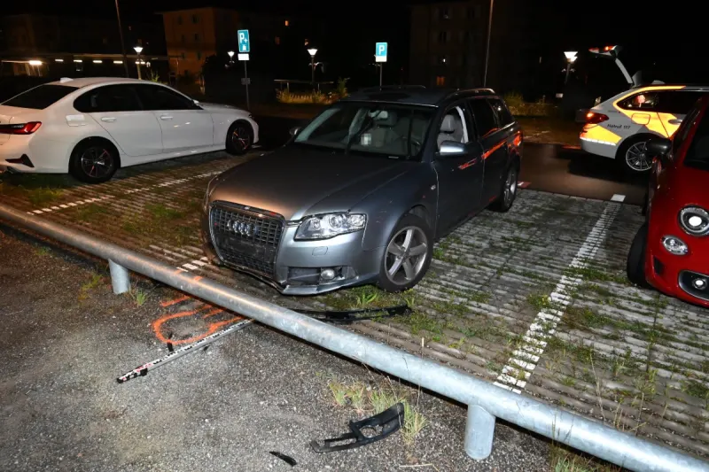 Goldach SG - Beine von 18-jährigem Fussgänger nach Unfall zwischen Auto und Stange eingeklemmt