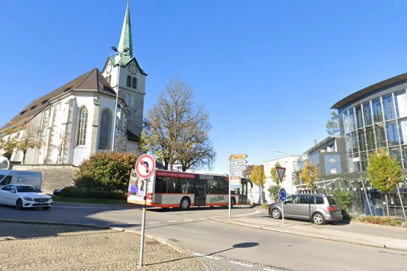 Unfall in Herisau AR – E-Bike von Auto in Kreisel angefahren