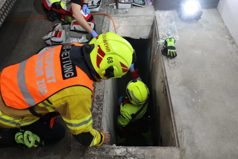 Zug – Mann nach Sturz in Schacht schwer verletzt