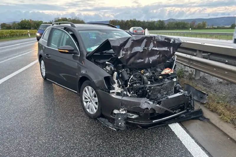 A65 Haßloch RP – Unfall von zwei Pkw auf nasser Fahrbahn