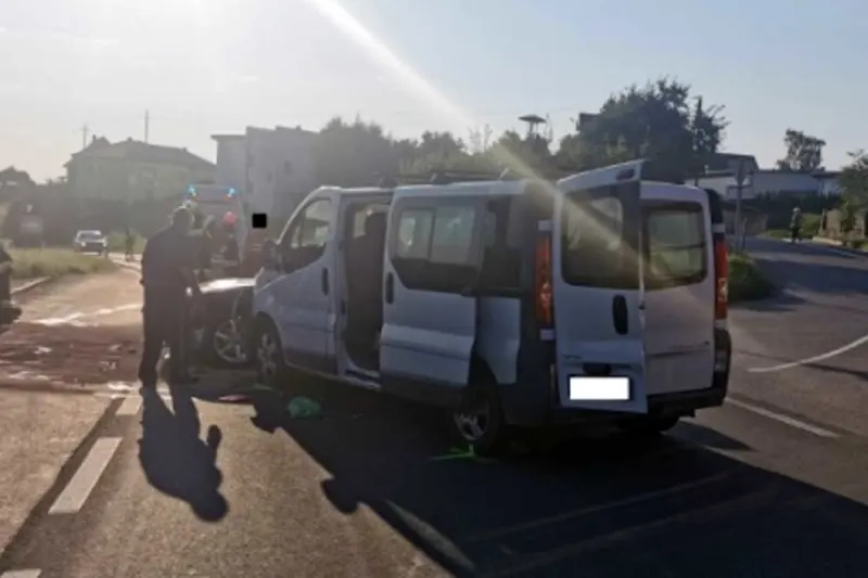 Hofstätten - Unfall zwischen Audi und Kleinbus - Mehrere Verletzte
