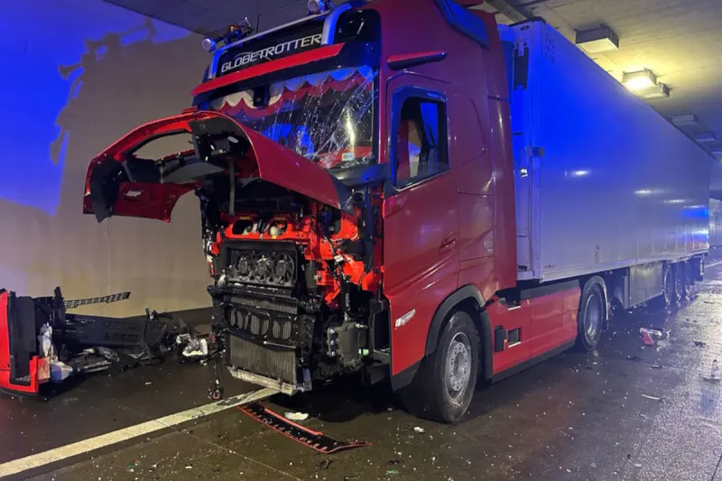 Unfall bei Eibesbrunn – Lkw prallt gegen Tunnelwand auf A5