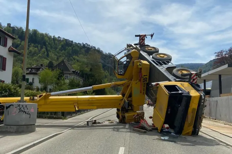 Waldenburg BL – Pneukran umgestürzt