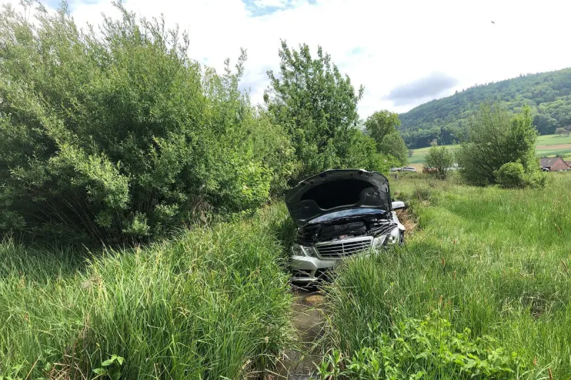Neunkirch SH – Auto landet in Bachbett