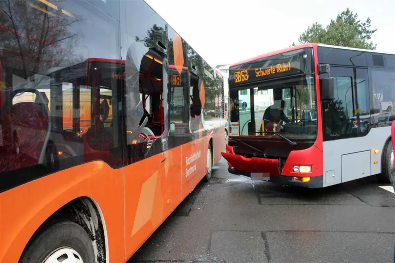 Schwerte - Unfall zwischen zwei Linienbussen - Vier Verletzte!