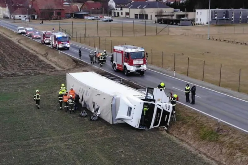 Hatzendorf - Sattelschlepper mit 120 Motoren beladen kippte um