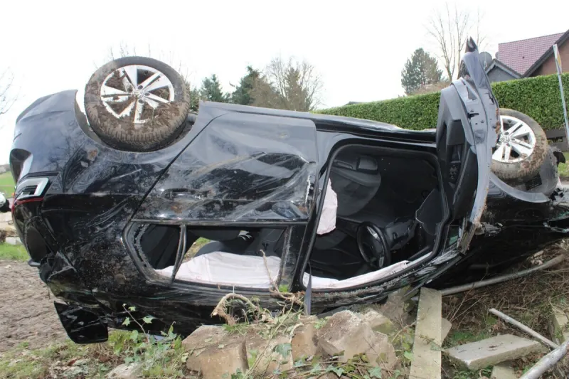 Leichlingen NW - Auto überschlägt sich bei Unfall mehrfach 