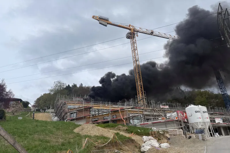 Brand in Erlinsbach AG – Dach fängt bei Bauarbeiten Feuer