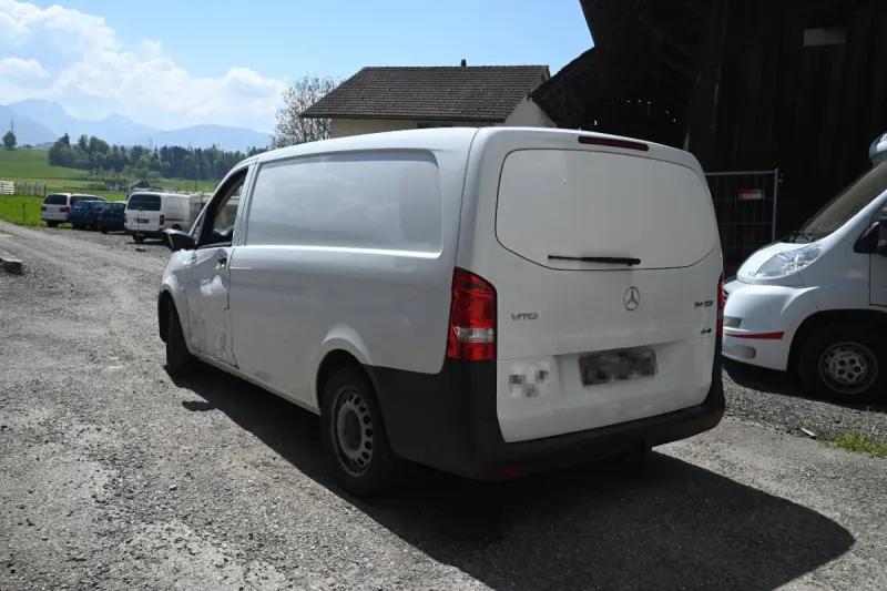 Neuhaus SG - Lieferwagen prallt mit Mofa zusammen - Jugendlicher verletzt