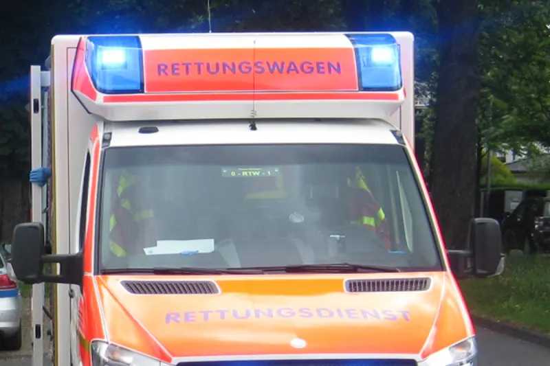 Ratingen NW - Autofahrer erfasst Fahrradfahrerin 