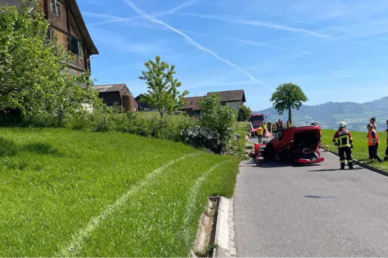 Tuggen SZ - 72-jähriger Autofahrer verunglückt schwer