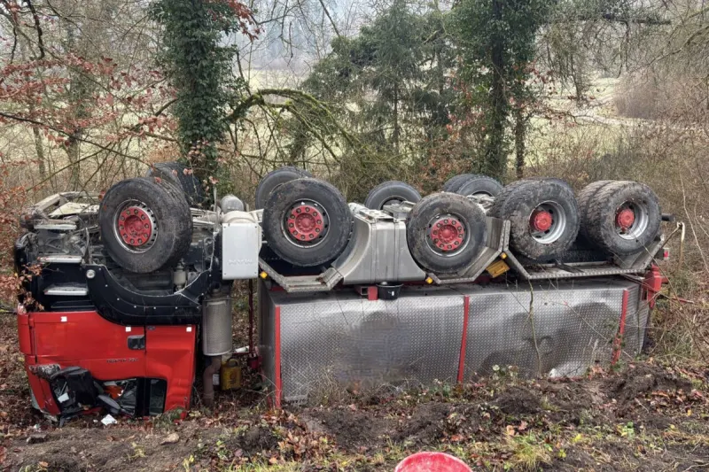 Hallau SH – Lastwagen überschlägt sich bei Unfall