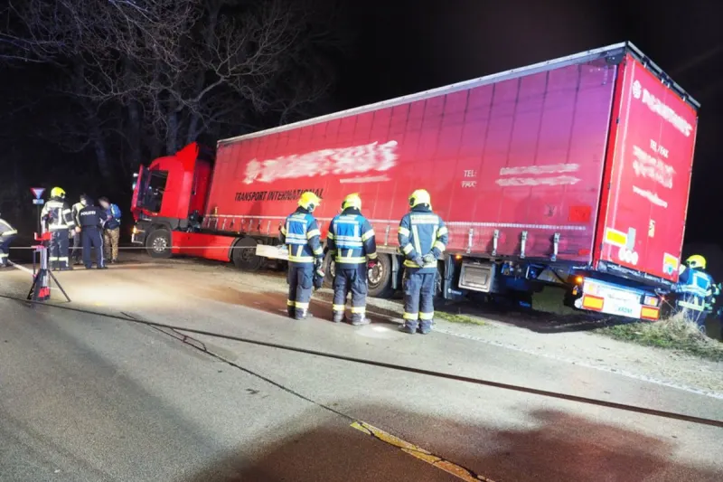 Biedermannsdorf – Lkw bleibt in aufgeweichter Erde stecken