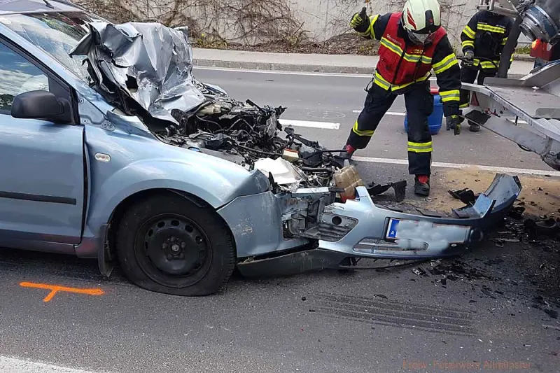 Altmünster - Ford kracht in LKW 