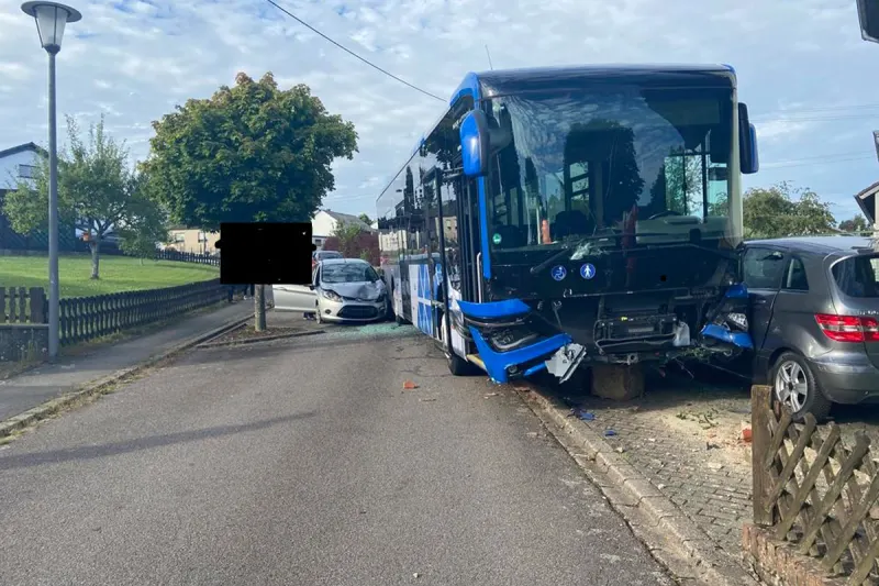 Preist RP – Bus rollt weg und verursacht hohen Sachschaden