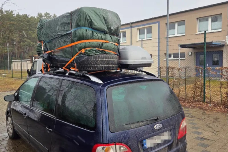 A24 Suckow – Transporter mit Kühlschrank auf Dach gestoppt