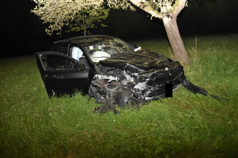 Walterswil SO – Auto kollidiert mit Trafostation