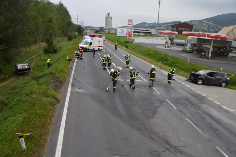Steyregg - Zwei schwer verletzte Personen nach heftigen Frontalcrash
