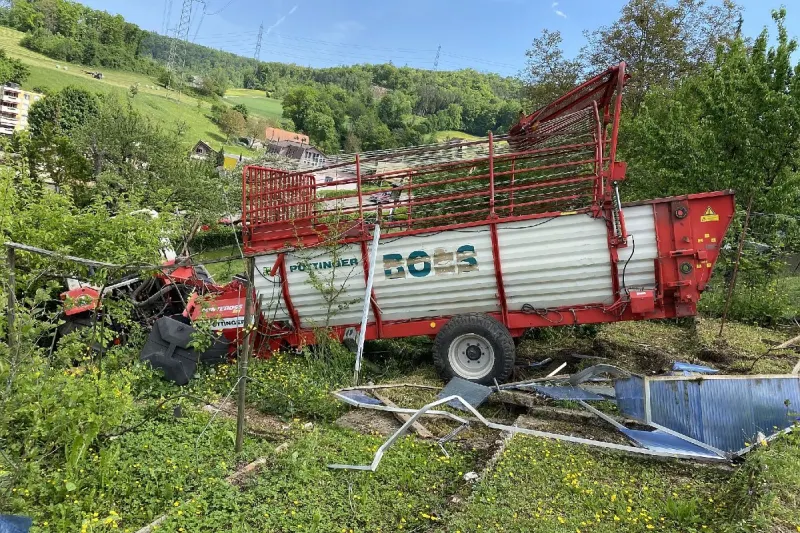 Verkehrsunfall in Lausen BL - Traktor mit Ladewagen macht sich selbständig 