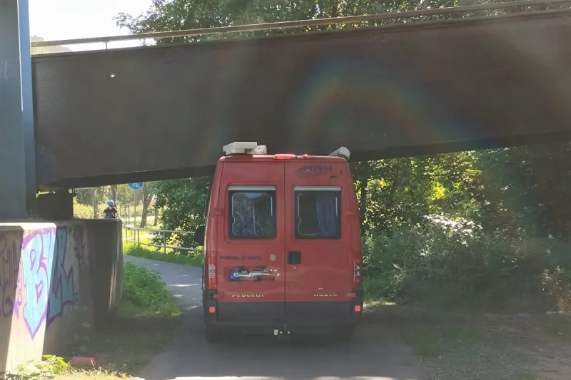Jena TH – Wohnmobil bleibt unter Fußgängerbrücke stecken
