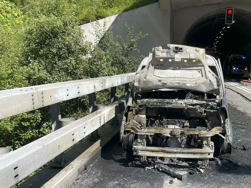 A13 Sufers GR – Fahrzeug gerät vor Tunnel in Brand