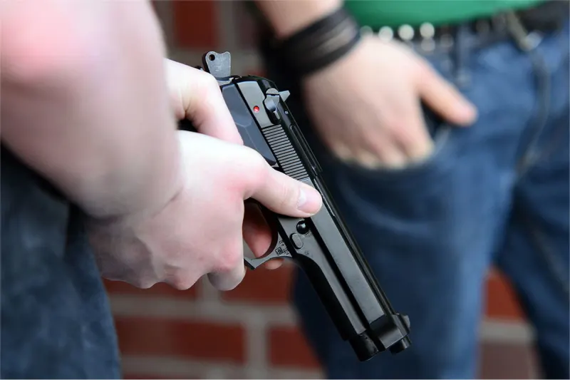 Gefährliche Drohung mit Waffe in Wieselburg – 3 Beschuldigte in Haft