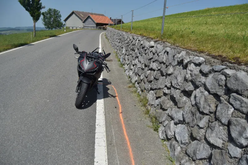 Schwellbrunn AR – Nach Überholmanöver mit Motorrad in Stützmauer gekracht