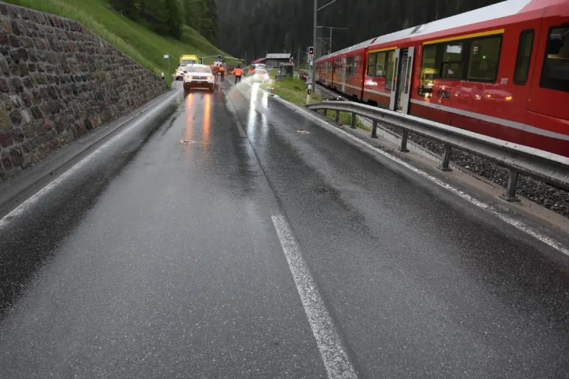 Davos Glaris GR - Zug touchiert verunfalltes Motorrad