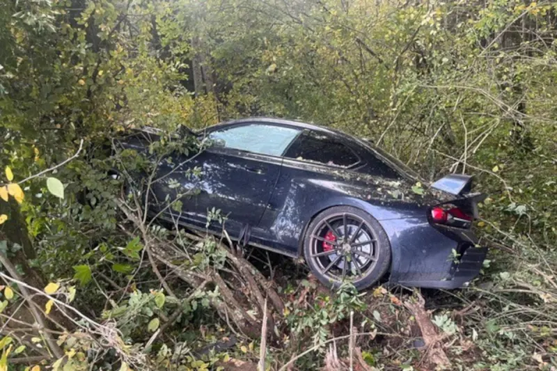Unfall bei Vendlincourt JU – Auto prallt gegen Bäume