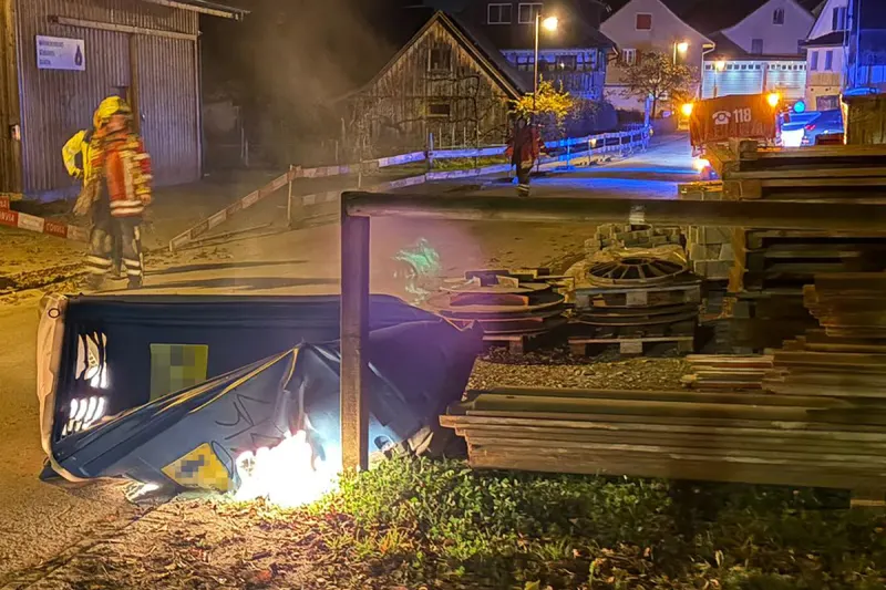 Islikon TG – WC-Häuschen in Brand