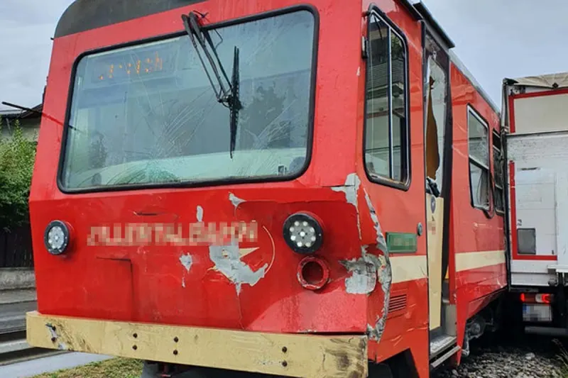 Zell am Ziller - LKW von Zillertalbahn erfasst - LKW, Zuggarnitur und mehrere Neufahrzeuge erheblich beschädigt