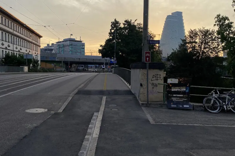 Birsfelden BL – Kollision zwischen Personenwagen und Fahrrad – Fahrradlenkerin schwer verletzt