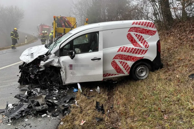 Erlinsbach AG – Lieferwagen stürzt bei Unfall Böschung hinunter