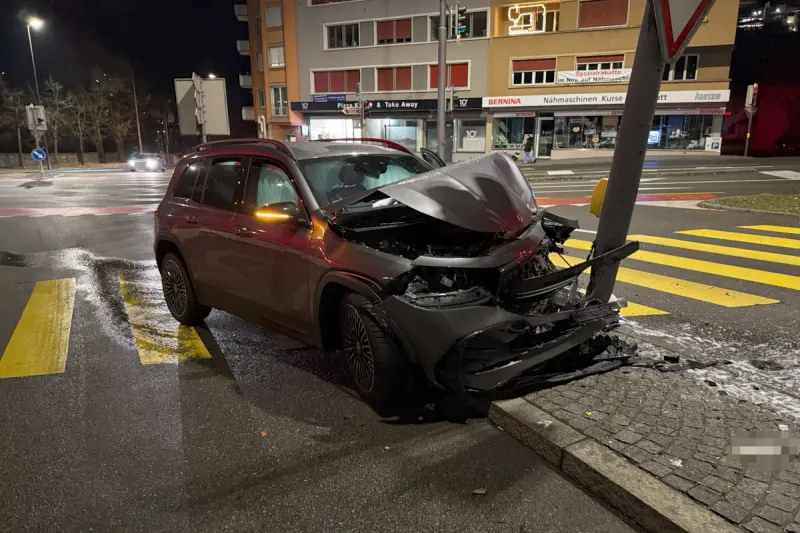 Baden AG – Junglenker prallt mit Mercedes gegen Kandelaber