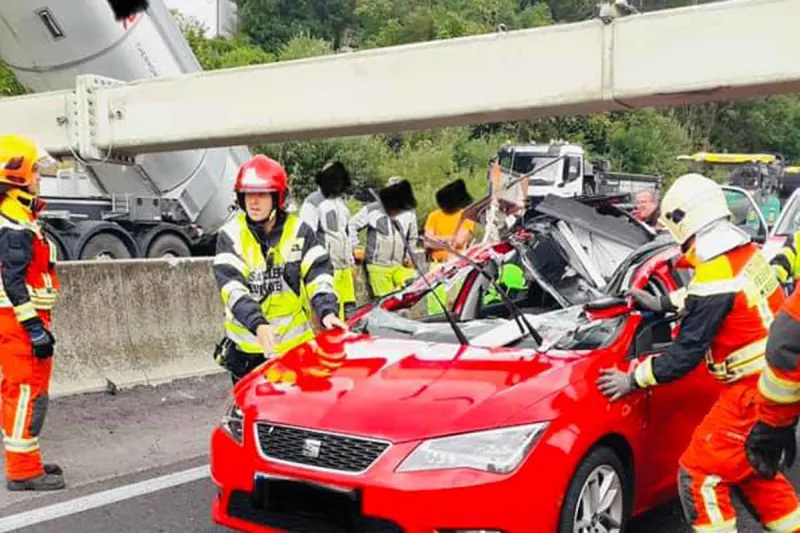 Schwerer Unfall in Wartberg - Überkopfwegweiser stürzte auf vorbeifahrendes Auto