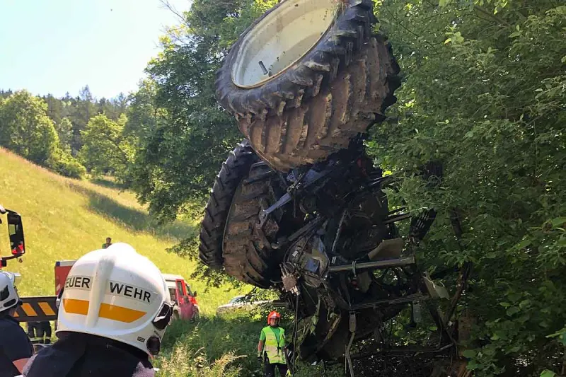 Konradsheim - Traktor stürzte steile Böschung hinab
