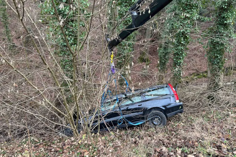 Unfall in Brugg AG – Auto fährt Böschung hinab