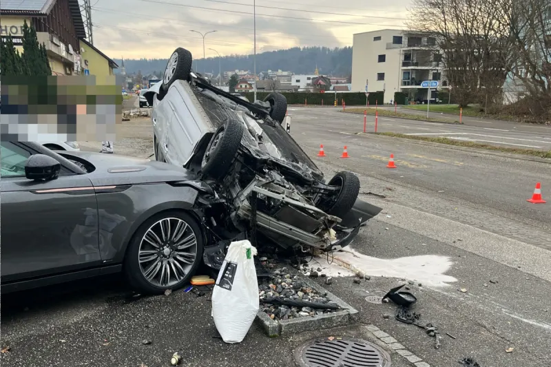 Däniken SO – Auto prallt in Fahrzeuge und landet auf dem Dach