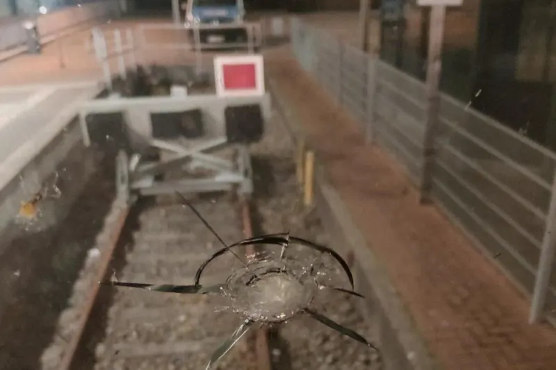 Norden – Regionalexpress vermutlich mit Steinen beworfen