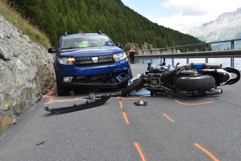 Sils Baselgia GR - Motorradlenkerin nach Kollision verletzt