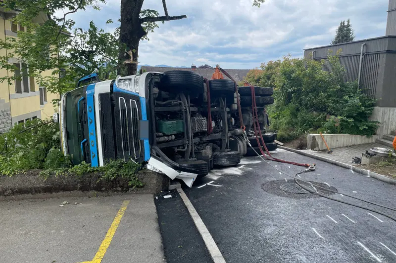 Stadt St. Gallen – Ungenügend gesicherter Lastwagen umgekippt