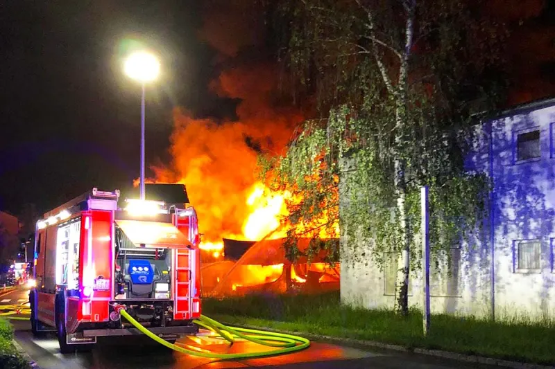 Großbrand mit Explosionen in Pasching - 2500 Gebäude ohne Strom in der Stadt!