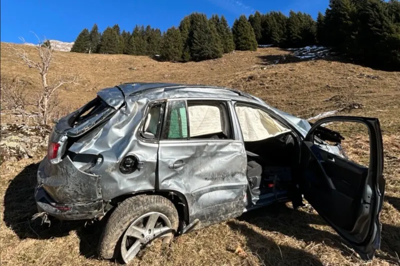 Unfall in Unterschächen UR – Auto stürzt Hang hinab