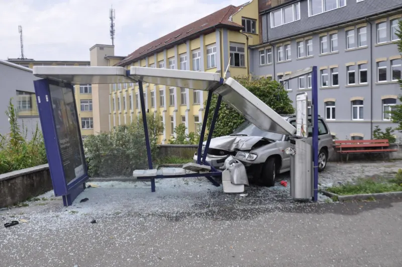 Schönenwerd SO – Auto kollidiert mit Buswartehäuschen