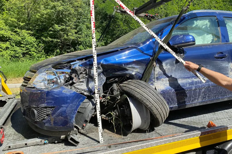 A2 Eptingen BL – Personenwagen kollidiert mit Mittelleitplanke