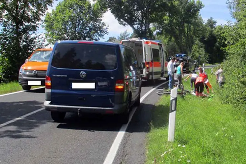 Geisa - Leblose Person neben der Fahrbahn im Straßengraben