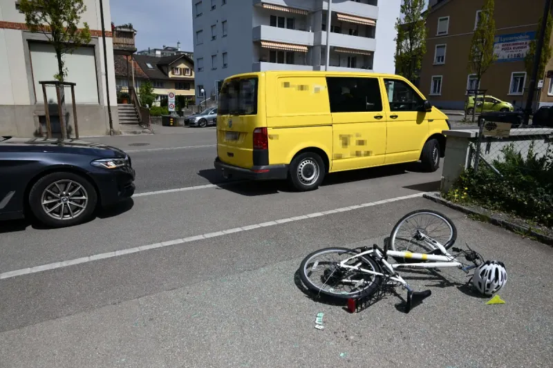 Niederuzwil SG - Velo prallt in Lieferwagen - 14-Jährige leicht verletzt