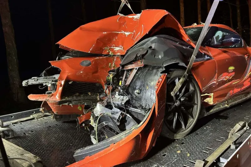Unfall in Dietwil AG – Toyota Supra prallt frontal gegen Baum